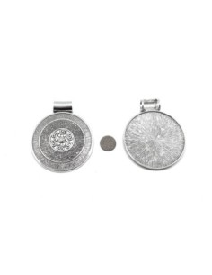 Grand médaillon pas cher argenté en métal travaillé motif ethnique 76mm 2