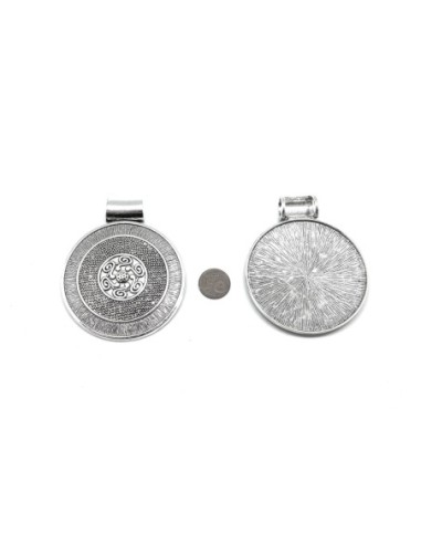 Grand pendentif pas cher argenté en métal travaillé motif ethnique 76mm