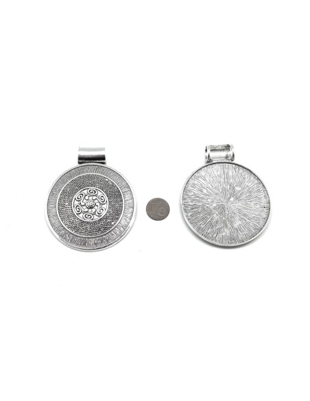 Grand pendentif pas cher argenté en métal travaillé motif ethnique 76mm
