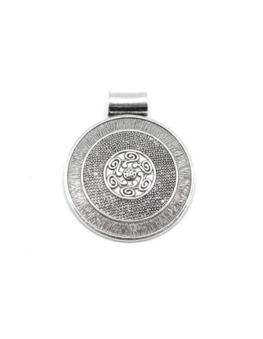 médaillon pas cher argenté en métal travaillé motif ethnique 76mm