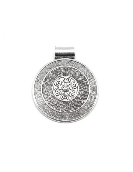 médaillon pas cher argenté en métal travaillé motif ethnique 76mm
