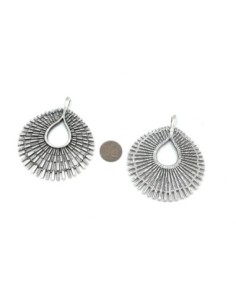 pendentif éventail argenté en métal travaillé ajouré 67mm 2