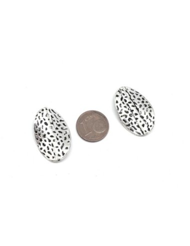 perle ovale en métal argenté martelé