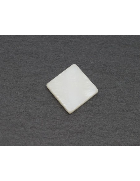 Perle carré en nacre blanc cassé ivoire avec reflet