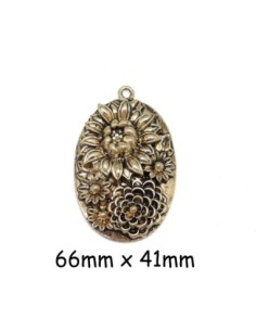 Pendentif médaillon ovale fleur gravé en relief en métal doré pâle 66mm x 41mm