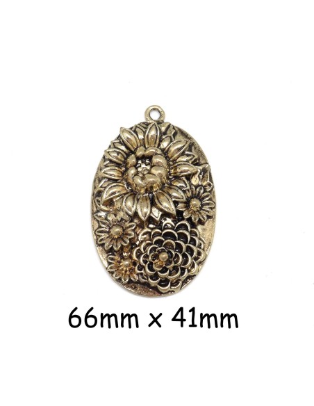 Pendentif médaillon ovale fleur gravé en relief en métal doré pâle 66mm x 41mm