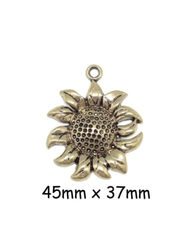 Pendentif fleur marguerite gravé en relief en métal doré pâle 45mm x 37mm