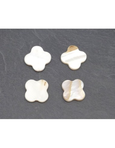 Perle en nacre en forme de croix de couleur ivoire nacré 13,5mm