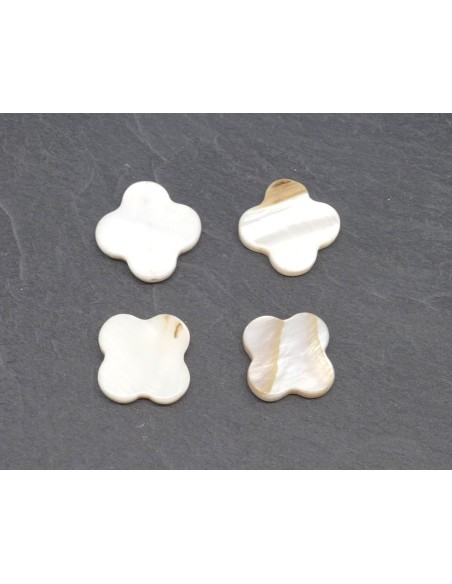 Perle en nacre en forme de croix de couleur ivoire nacré 13,5mm