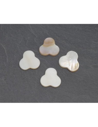 Perle style triskel en nacre de couleur ivoire nacré 15mm