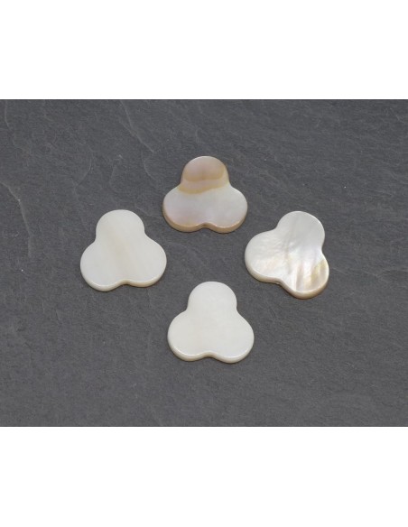 Perle style triskel en nacre de couleur ivoire nacré 15mm