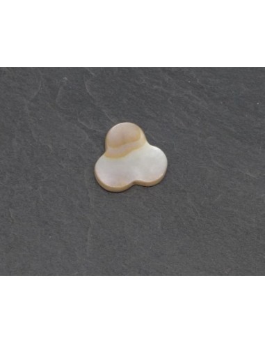 Perle fleur en nacre de couleur ivoire nacré 15mm