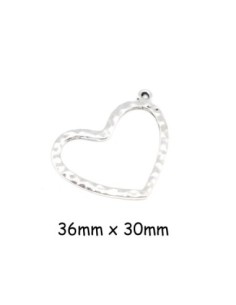 Pendentif coeur évidé en métal argenté martelé 36mm