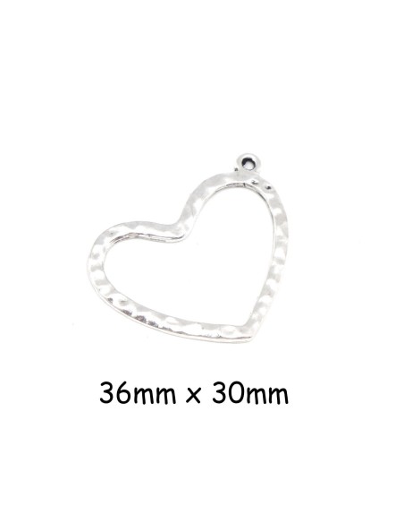 Pendentif coeur évidé en métal argenté martelé 36mm