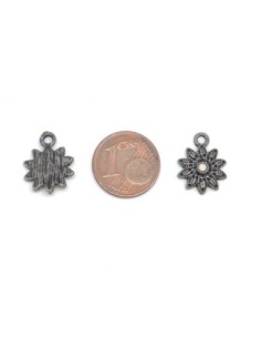 Charm fleur argenté gris foncé en métal avec strass blanc pastel 2