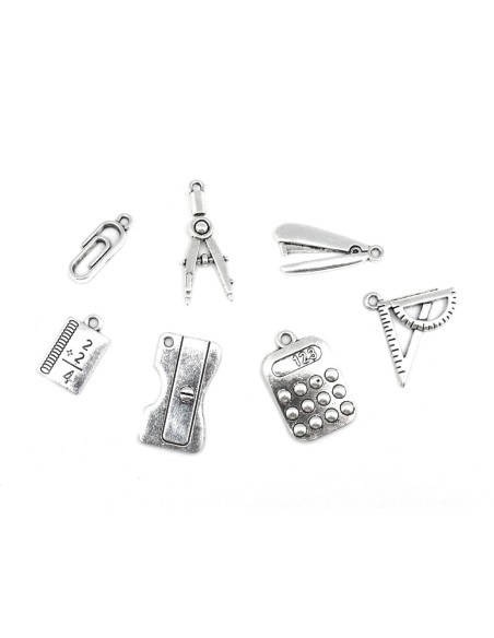 Charm en métal argenté sur le thème de l'école, calculatrice, équerre, taille crayon