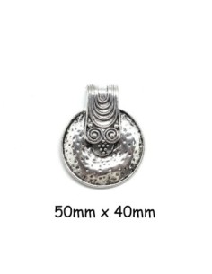 Pendentif en métal argenté martelé style ethnique 50mmx 40mm