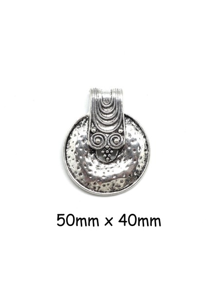 Pendentif en métal argenté martelé style ethnique 50mmx 40mm