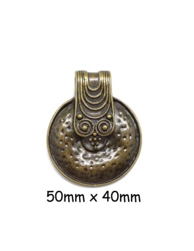 Pendentif en métal de couleur bronze martelé style ethnique 50mmx 40mm