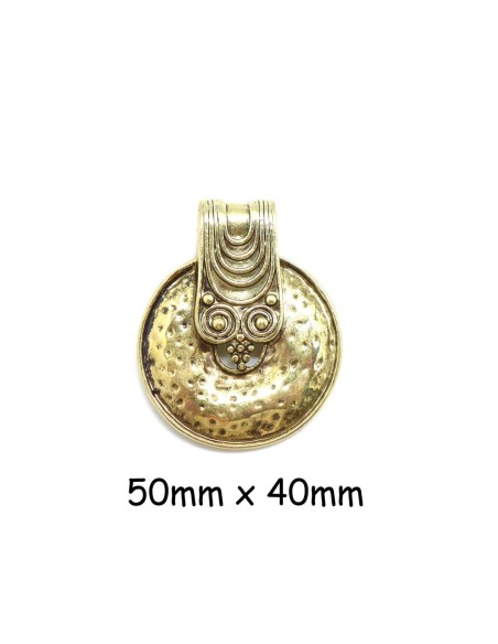 Pendentif en métal de couleur doré pâle martelé style ethnique 50mmx 40mm