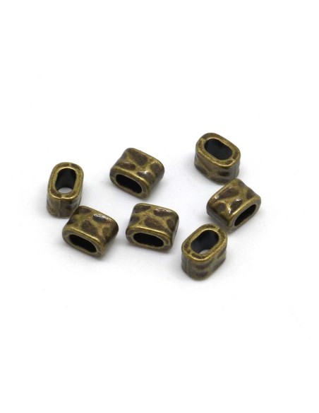 Perle passant pour lanière cuir de 5mm martelé en métal de couleur bronze