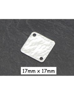 Perle connecteur carré en métal argenté martelé, en zamak