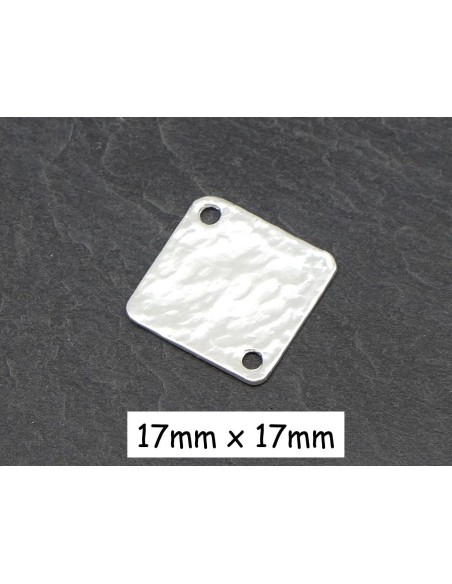 Perle connecteur carré en métal argenté martelé, en zamak