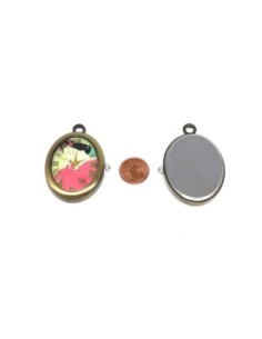 Pendentif montre Geisha Japonaise en métal de couleur bronze style vintage fond rose 2