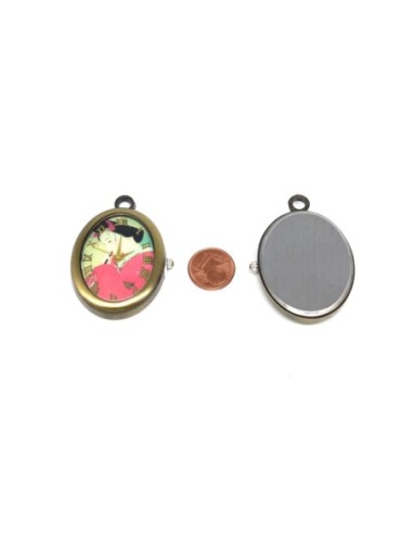 Montre pendentif Geisha Japonaise en métal de couleur bronze style vintage fond rose