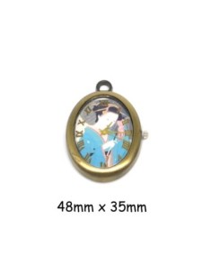 Pendentif montre Geisha Japonaise en métal de couleur bronze style vintage fond bleu turquoise