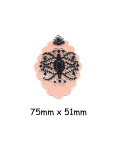Pendentif losange fleur baroque en simili cuir rose pâle et métal argenté orné de cabochon noir