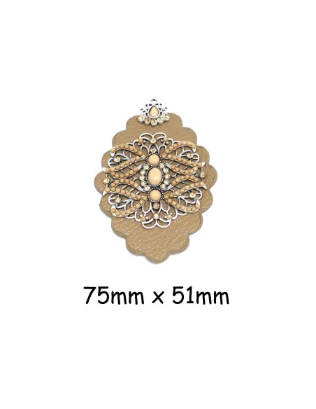 Pendentif losange fleur baroque en simili cuir marron vert et métal argenté orné de cabochons et strass beige