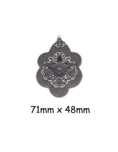 Pendentif losange baroque en simili cuir gris et métal argenté orné de cabochons et strass