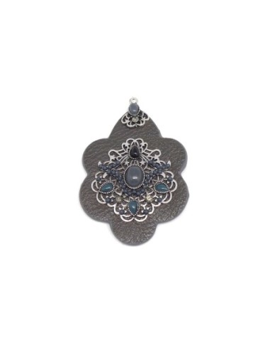 Pendentif baroque en simili cuir gris et métal argenté orné de cabochons et strass