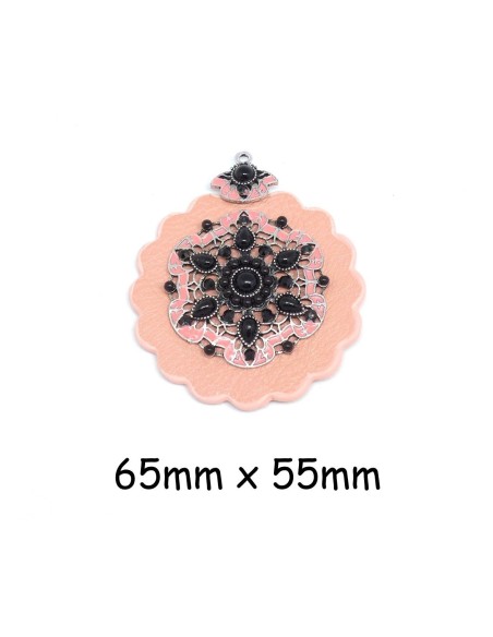 Pendentif rosace baroque en simili cuir rose pastel et métal argenté orné de cabochons et strass noir
