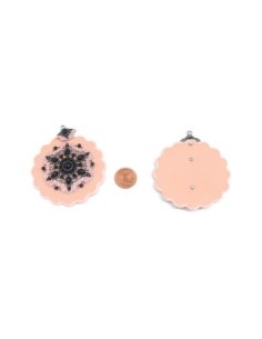 Pendentif rosace baroque en simili cuir rose pastel et métal argenté orné de cabochons et strass noir 2