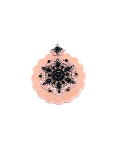 Pendentif baroque en simili cuir rose pastel et métal argenté orné de cabochons et strass noir