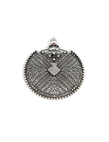 Pendentif argenté style ethnique en métal travaillé filigrane