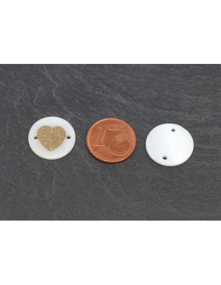 Perle intercalaire sequin nacre avec coeur filigrane doré 15mm pour création de bracelet