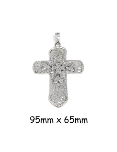 Grand pendentif croix en métal argenté martelé avec motif coeur