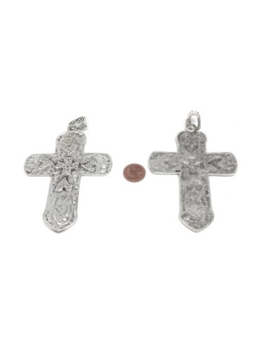 Pendentif croix en métal argenté martelé avec motif coeur