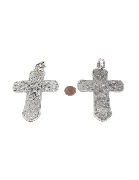 Pendentif croix en métal argenté martelé avec motif coeur