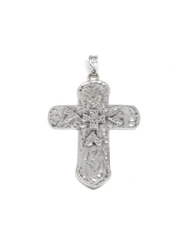 Grand pendentif croix en métal argenté martelé avec motif coeur, thème religion