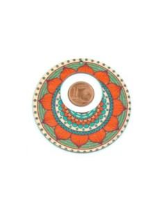 Pendentif rond en bois style mandala, fleur orange et vert 2