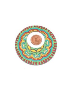 Pendentif rond en bois motif mandala rosace dominante vert anis, jaune et rose 2