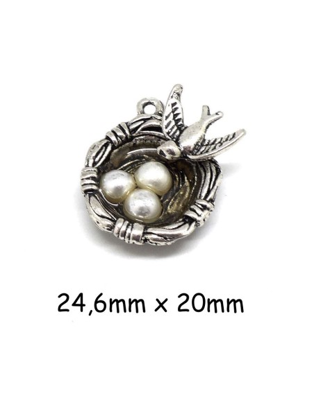 Breloque oiseau dans son nid avec ses oeufs en métal argenté vieilli