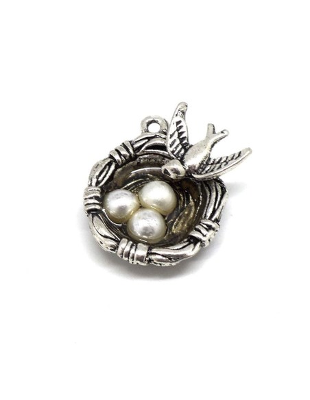 Charm oiseau dans son nid avec ses oeufs en métal argenté vieilli