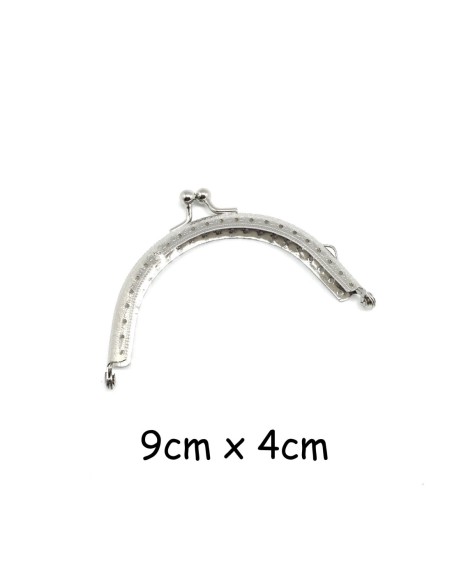 Fermoir porte monnaie en métal argenté travaillé, attache sur le côté 9cm