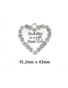Pendentif coeur argenté avec motif fleur et inscrit "Each day is a gift from God" en métal