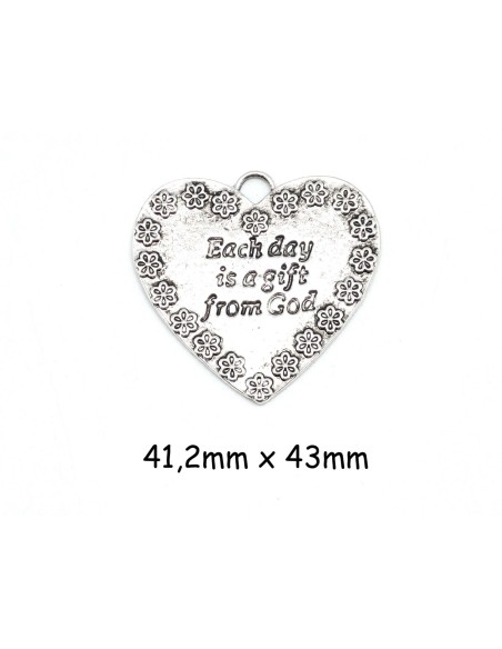 Pendentif coeur argenté avec motif fleur et inscrit "Each day is a gift from God" en métal